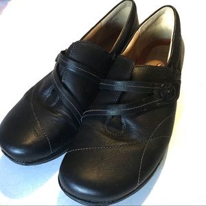 Clark’s Unstructured Black Leather Clogs 11
